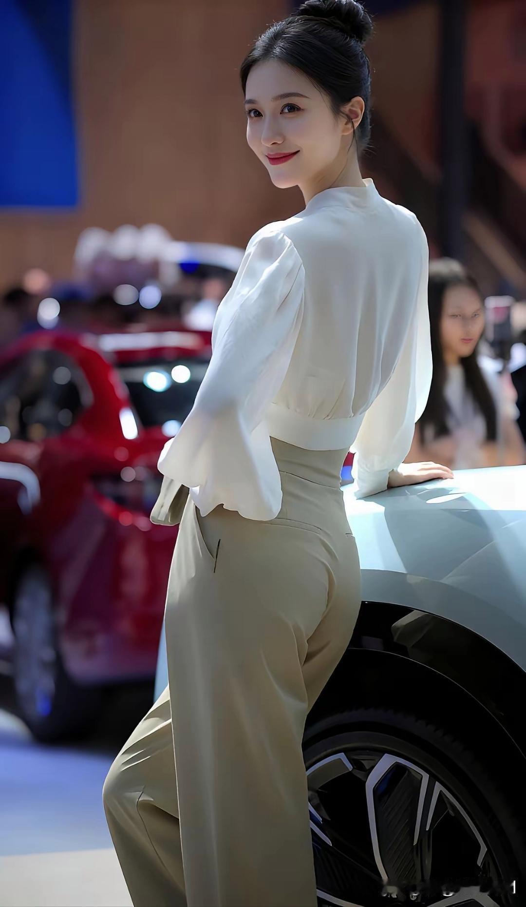 车展上的这位优雅车模真是赚足了眼球！白色衬衫搭配米色长裤，这看似简单的组合，却被