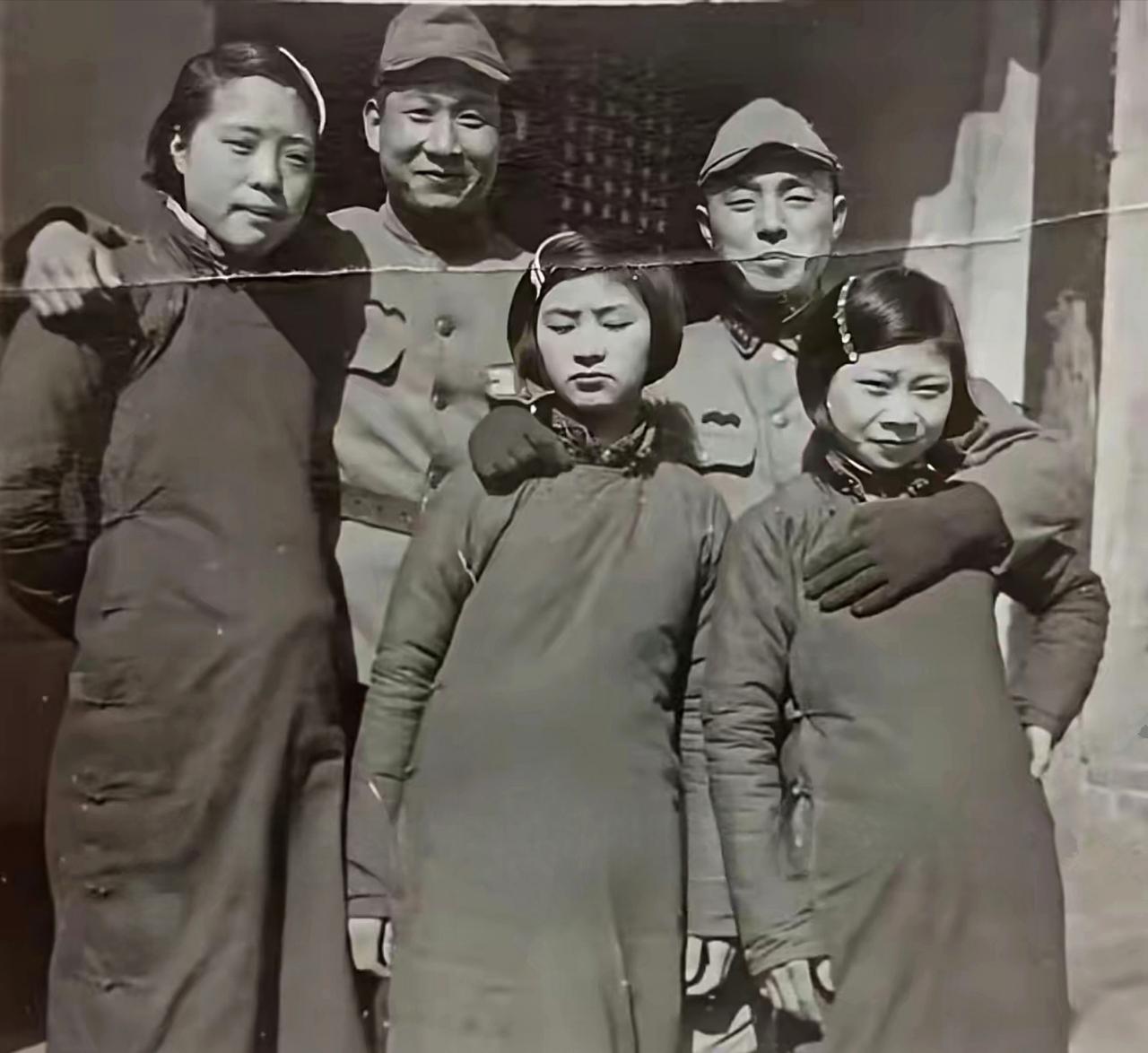 这是两名日军兽兵和三个中国女孩的亲密合影照片。三个中国女孩长得很漂亮，穿着旗袍，