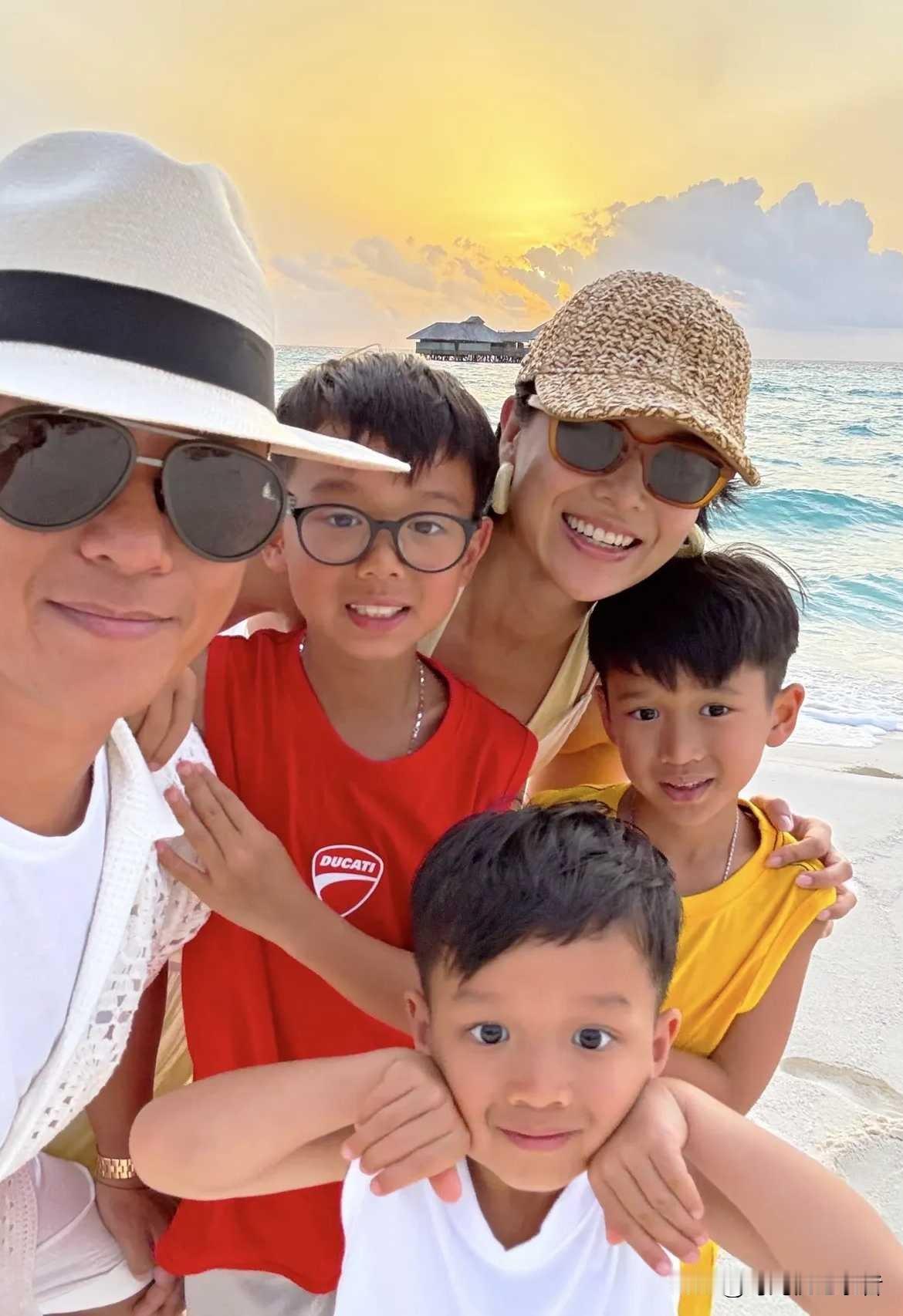 胡杏儿一家晒得好黑啊，一家五口看来玩的很高兴，胡杏儿嫁给圈外商人李乘德，一直不被