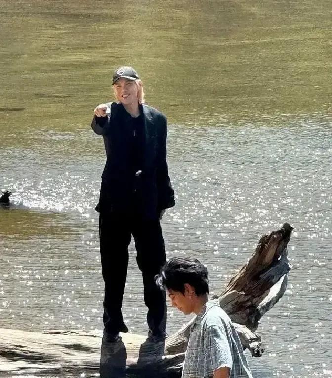 向佐在高原录节目突然情绪崩溃，抱着丁真哭说娱乐圈太吓人。我刷到那段视频，他红着