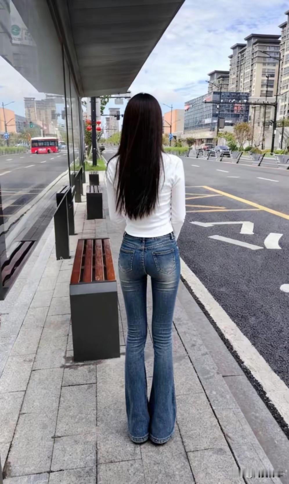 城市街头的时尚背影，牛仔裤与白衬衫的完美搭配。