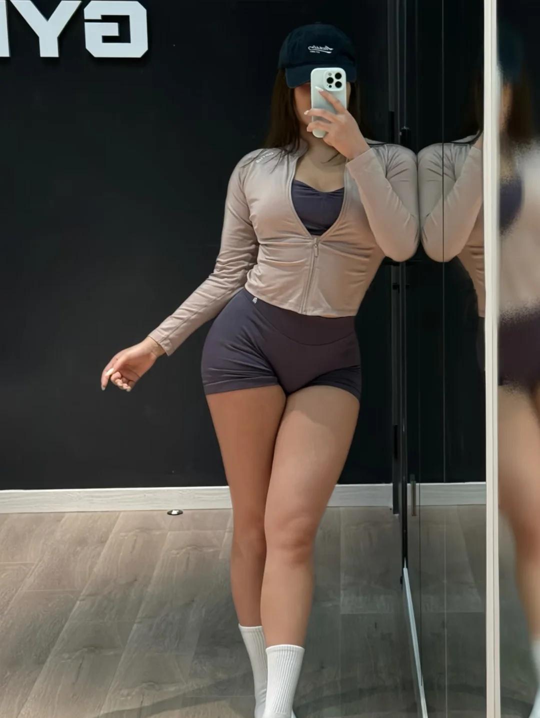 运动女孩儿的对镜自拍健身人健身魂对镜子拍照运动也要穿好看不运动没这范儿