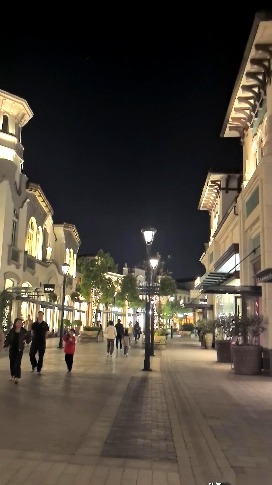 全国的职校，现在都在发了疯一样砸钱。这边，几百万的实训基地刚刚剪彩，红毯还没收