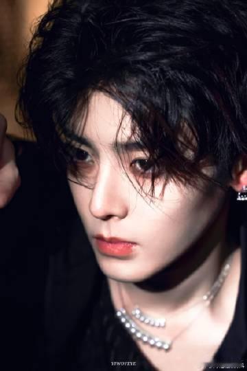 侯明昊你还拿什么输侯明昊这条件，在内娱真的是“独一份”啊！颜值上，幼态脸和利落