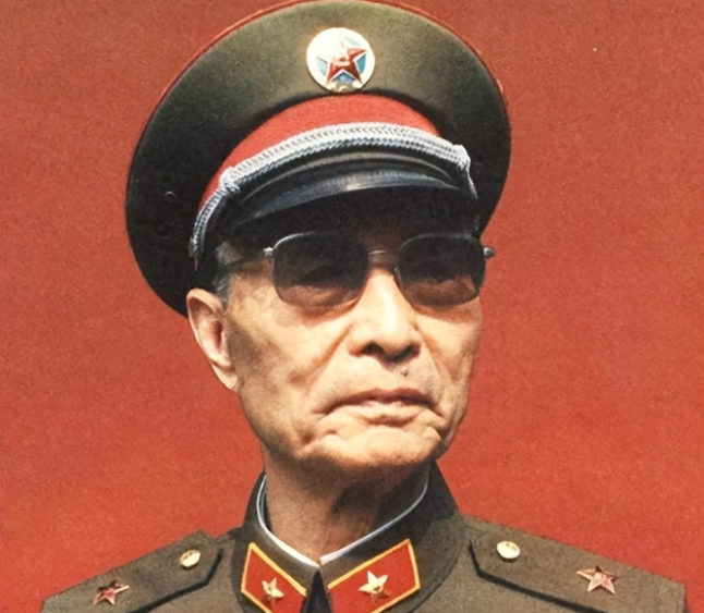 1964年，张爱萍将军到酒泉某基地视察，突然，他发现有10多名背着斜挎包的战士站