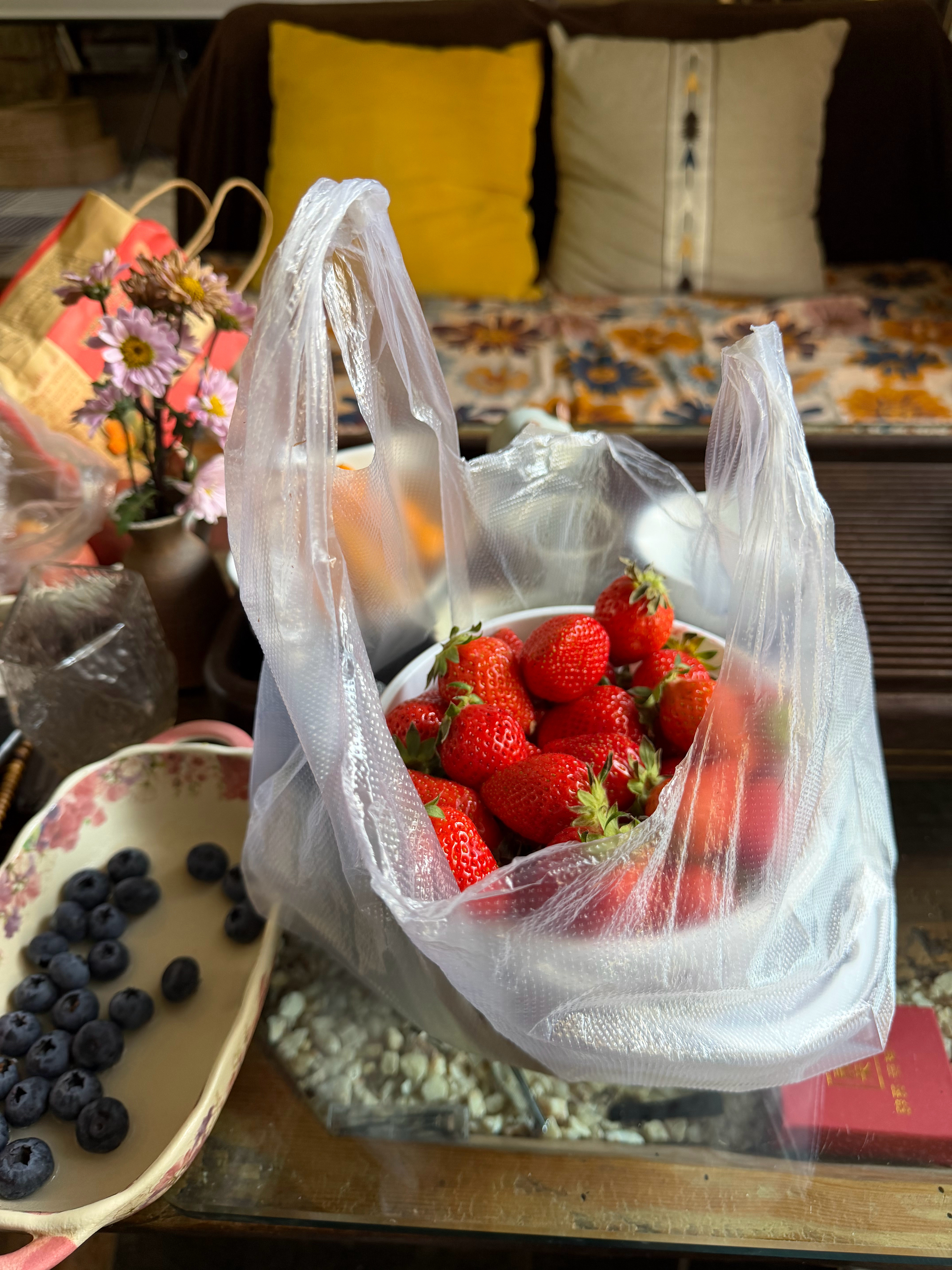 昨晚隔壁客栈的老板娘带着自己的表妹来，只是说她整个人都出问题了，也不知道哪儿出问