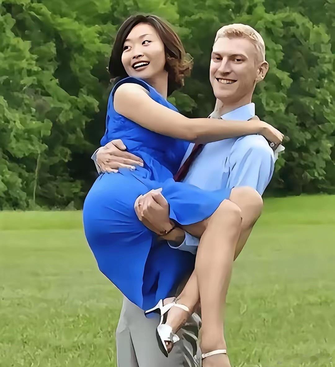 敬一丹的女儿幸福满满知名电视人的孩子中很多都是跨国婚姻高中就出国留学也难怪了​