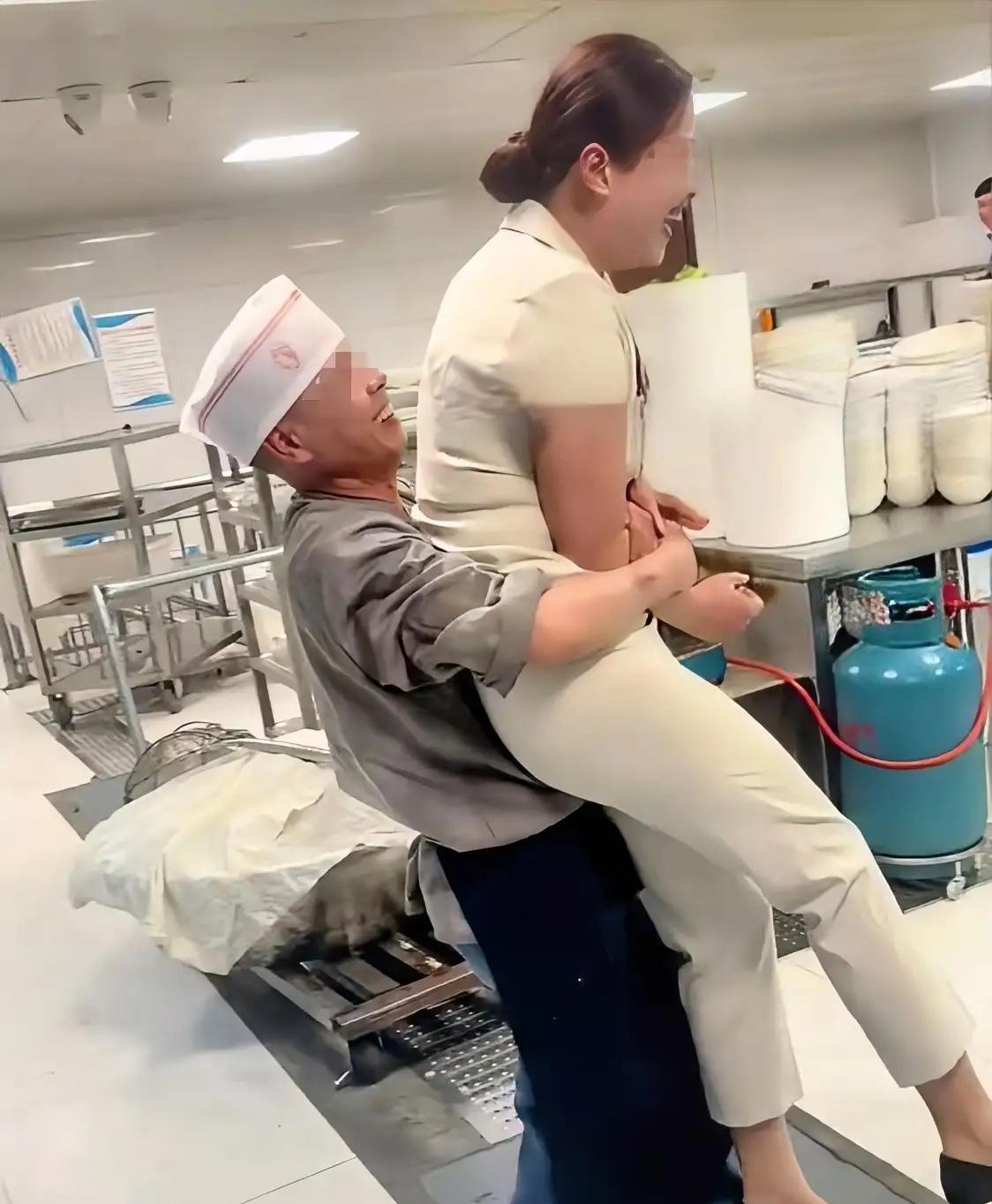 最近，河北邯郸一家毫不起眼的小饭庄突然火遍全网。它既没有推出什么招牌硬菜，也没有