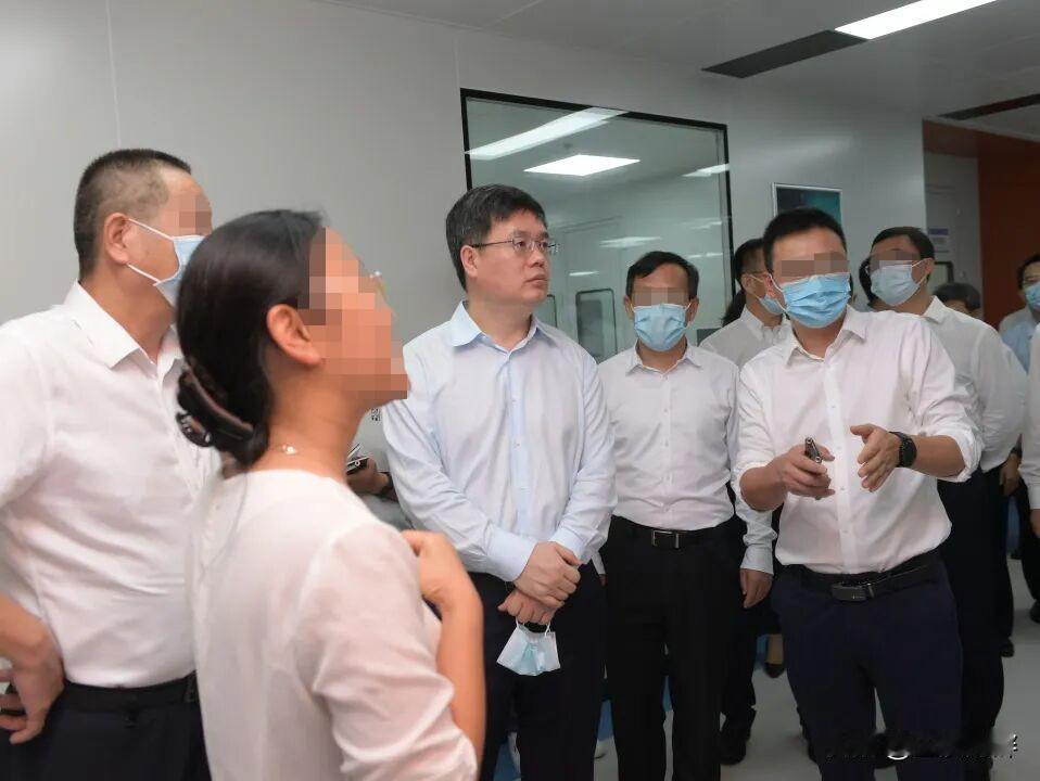 以前我在深圳工作的时候，照片中间这个戴眼镜的中年男子，曾经来我们公司考察过。我们