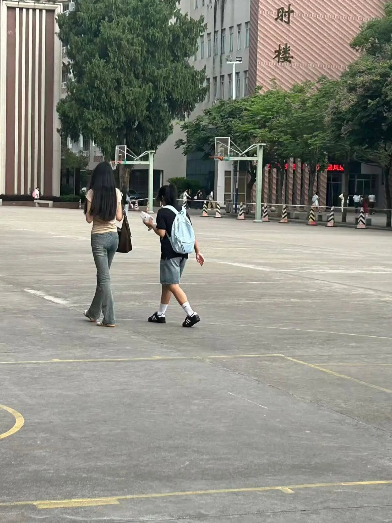 某大学实拍，不是都是女大么？怎么差距这么大