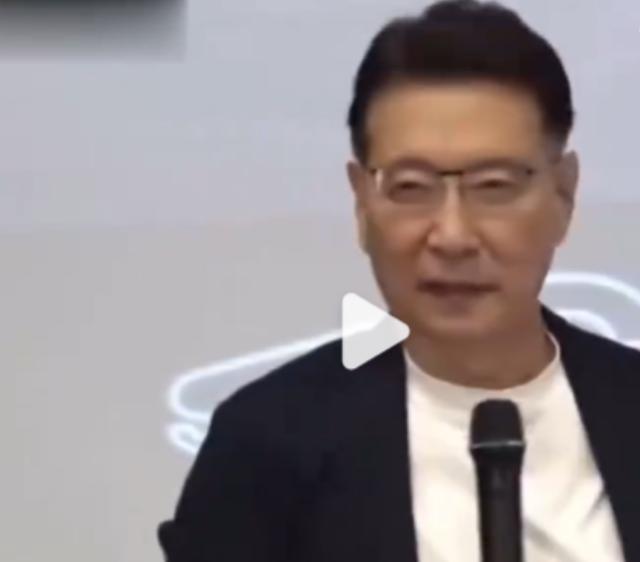 看看赵少康那种无耻嘴脸，就知道民进党执政对我们比国民党更有利。赵少康最近说的