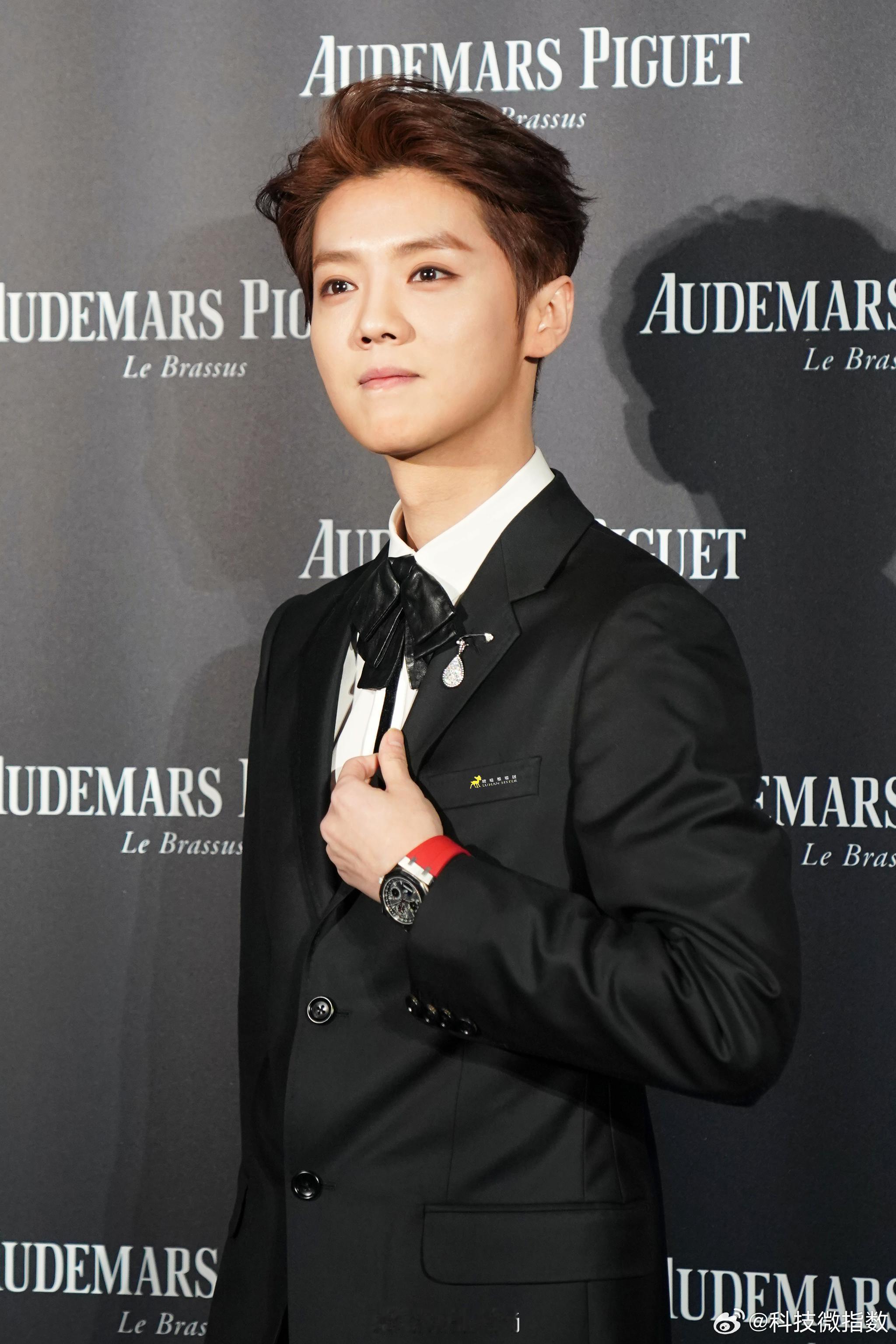 鹿晗爷们儿要脸这梗笑疯了！五哈节目中邓超穿上一件破烂衣服完成任务，鹿晗当场吐槽