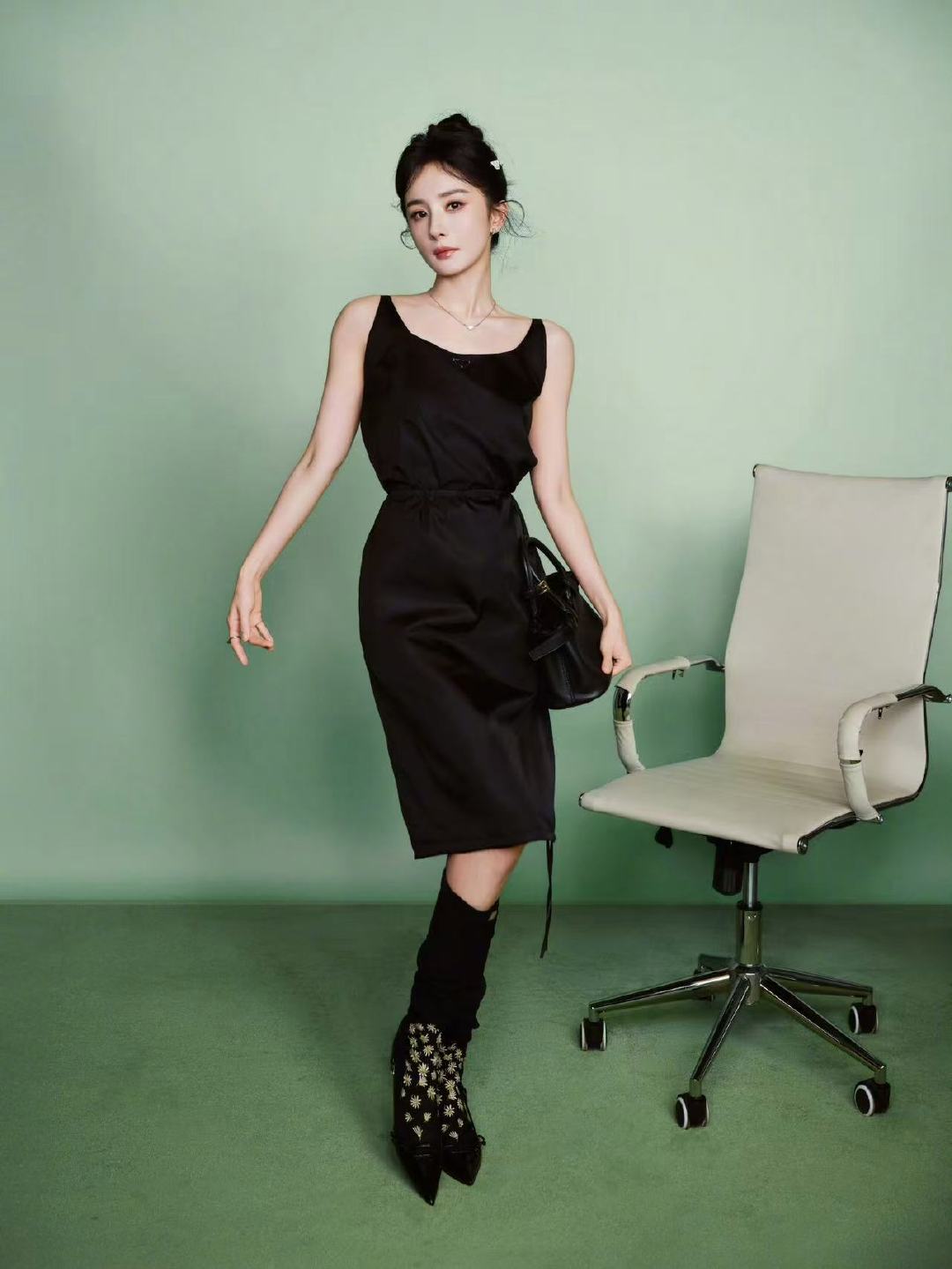 杨幂Prada小黑裙杨幂Prada第二套第二套也是超级美丽