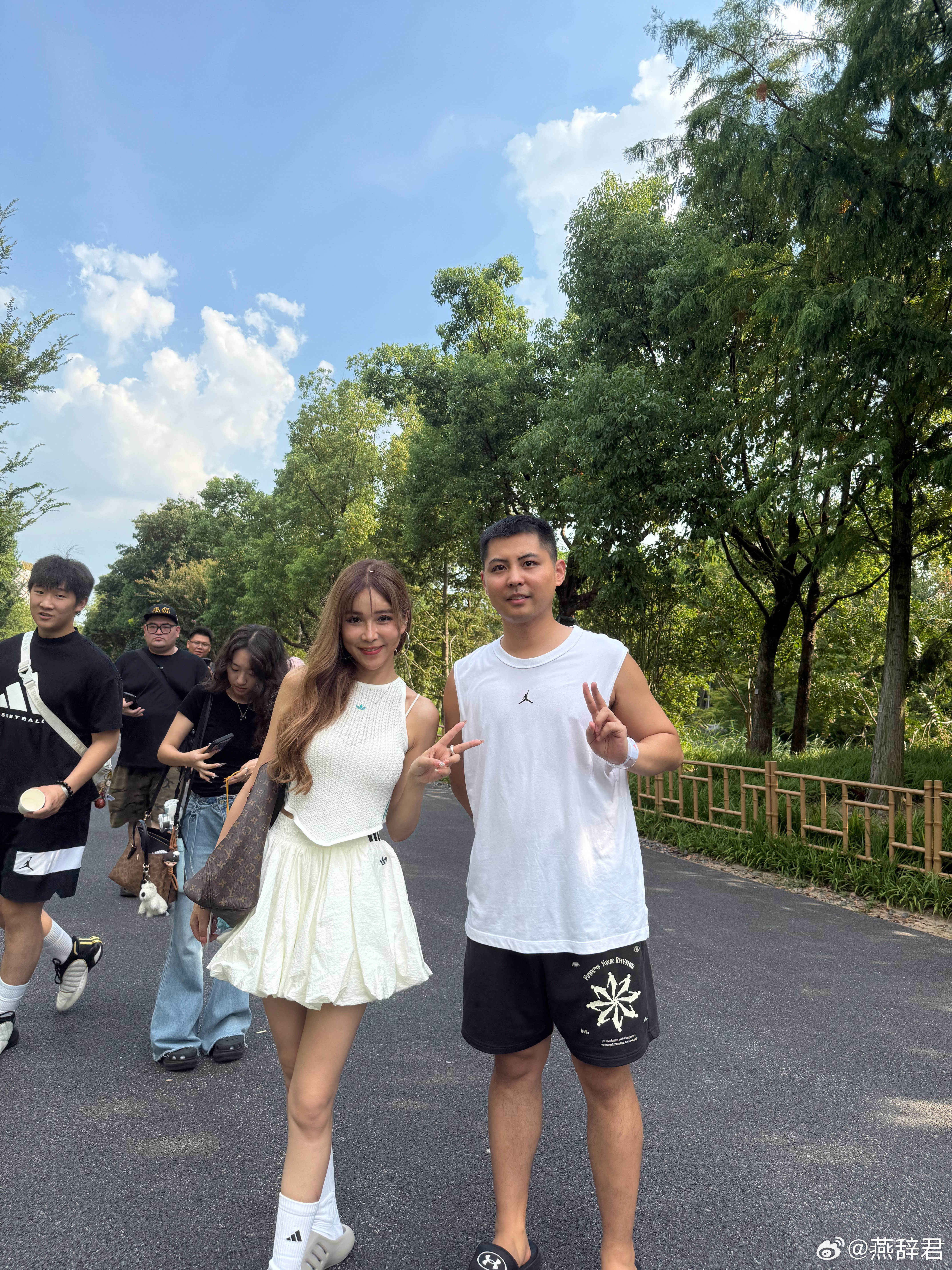 在路边偶遇了周玲安[doge]，经常在腾讯NBA看到她采访，真人还蛮高的​​​