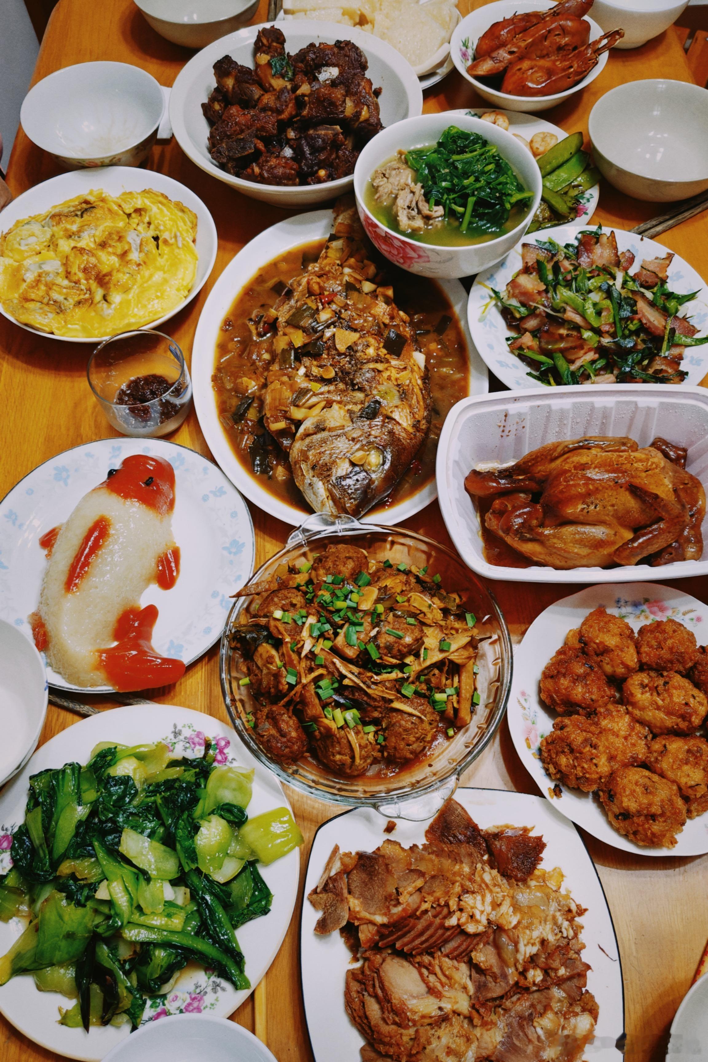 年夜饭亲手炒了一下午的年夜饭!开饭了朋友们!评论区晒晒你们的年夜饭