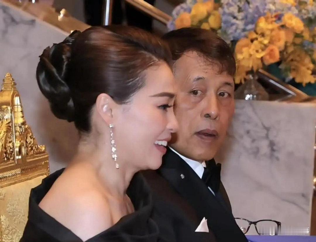泰王当众甩脸，苏提达却在笑。不是想笑，是必须笑。王室有规矩。外头站一天，高跟不能
