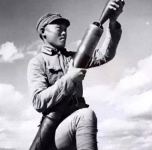 1945年在山上休息的迫击炮手陈宝柳，忽然发现30多个日军和几个女人，正在不远处