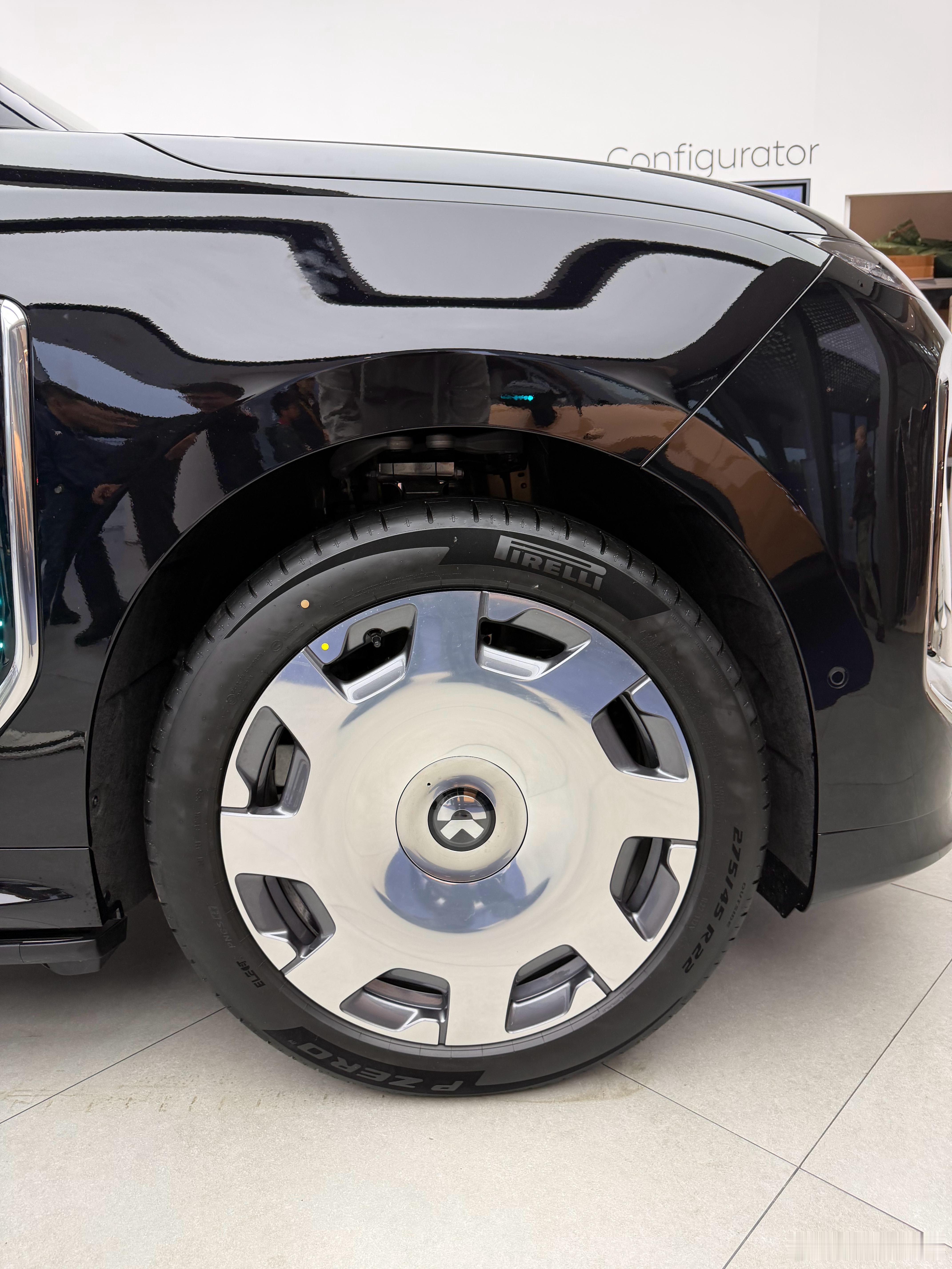 今天又忍不住去看了ES9设计、做工，用料，豪华感拉满了ES9真是设计的巅峰，科技