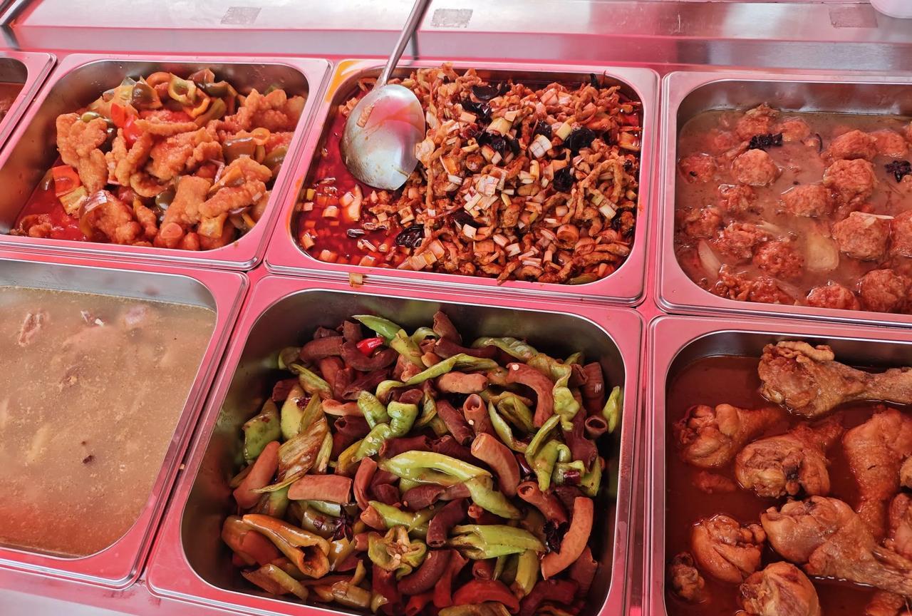 禁酒令出来后，老家县城的大饭店都出来摆摊了，这色香味俱全的，菜品一般素菜10块，