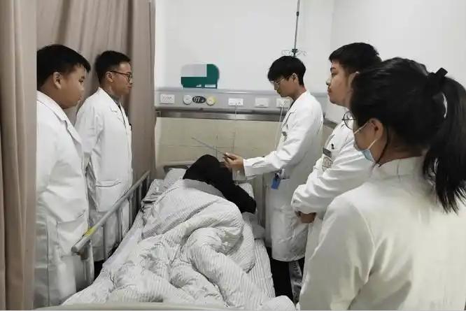 内分泌科专家提醒：这4种不舒服其实是糖尿病，千万别大意，速看一个中年女人前几