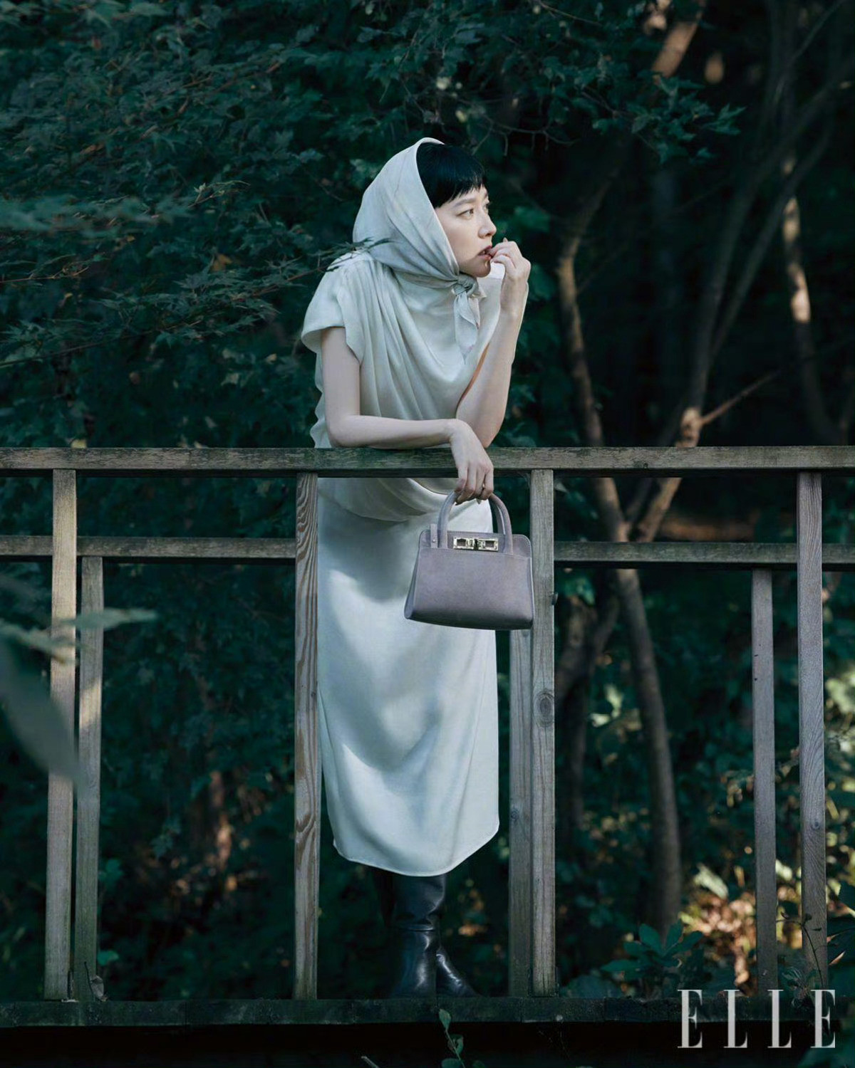 李英爱X《ELLE》韩国版秋日大片。她可太适合这种清冷色调了，有一种宁静疏离