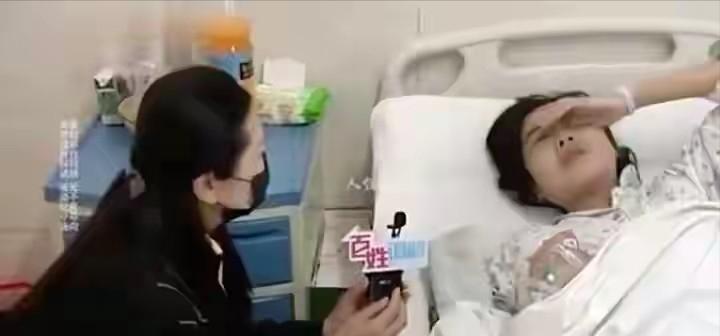 一女子身患癌症晚期，下肢水肿，生活不能自理，躺在病床上红着眼睛对着镜头说“我想我