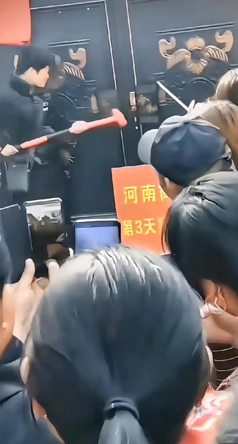 名人不好当啊，大过年的一个小伙子拿着大锤砸大衣哥家的铁门，真的是无法无天了，更可