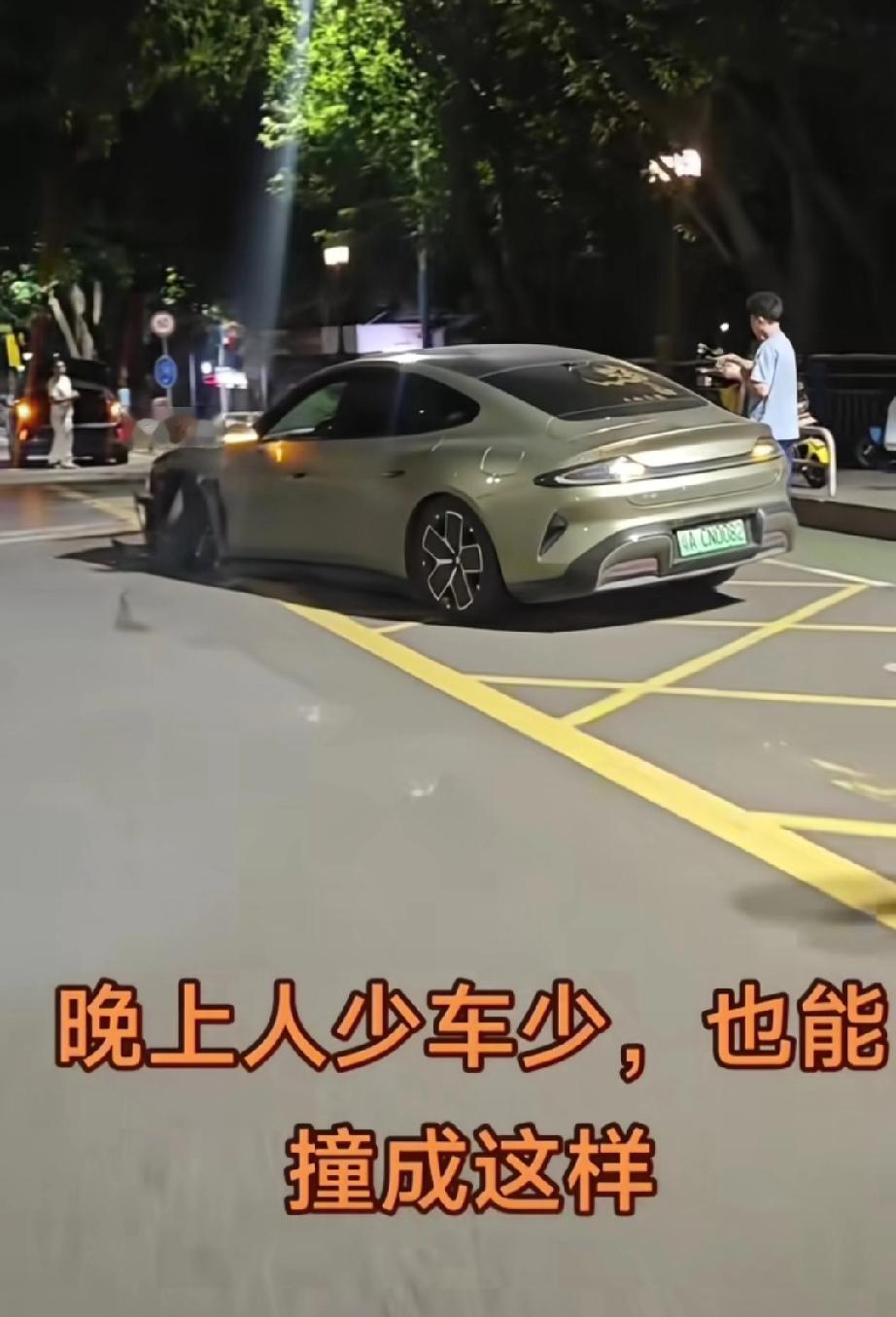 网友发视频提出这么一个质疑:晚上人少车少，为什么还能撞成这样？评论区网友立刻给