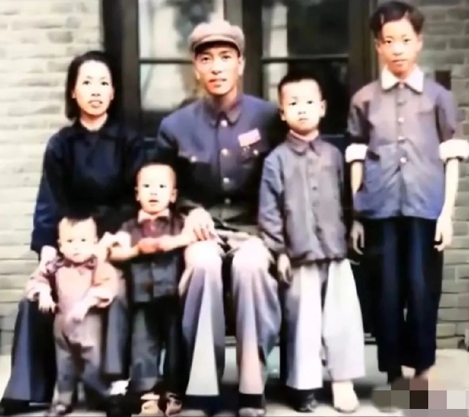 1949年，耿飚将军的一张全家福留影，身着戎装爱妻赵兰香并肩而坐这也是他难得
