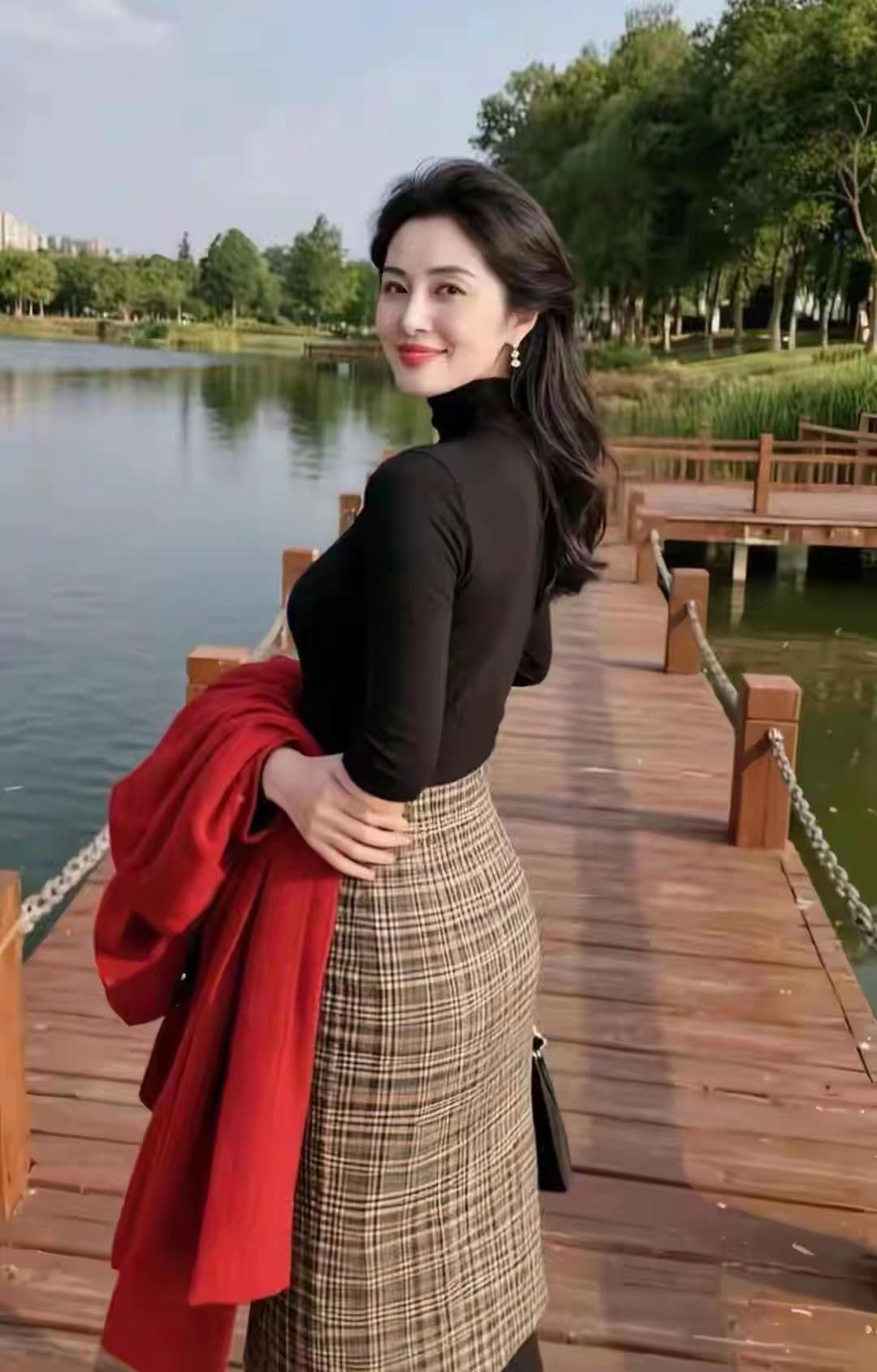 上联：格裙摇曳湖光里下联：倩影徘徊柳色中