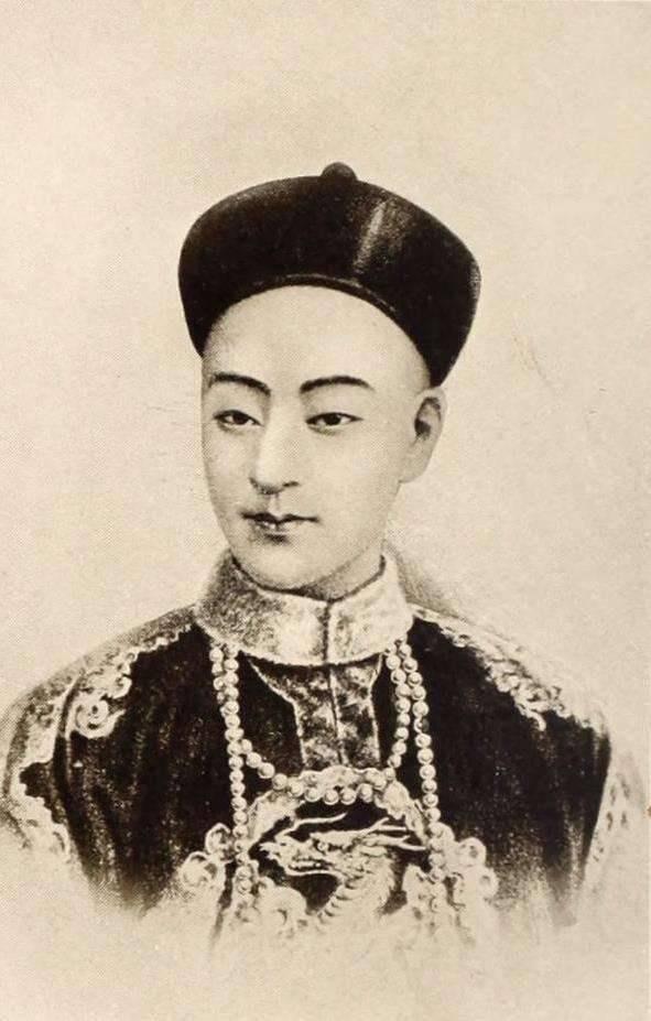 1966年，北京发现了太太监李莲英的墓。当专家打开棺椁时想要移开李莲英的尸体时，