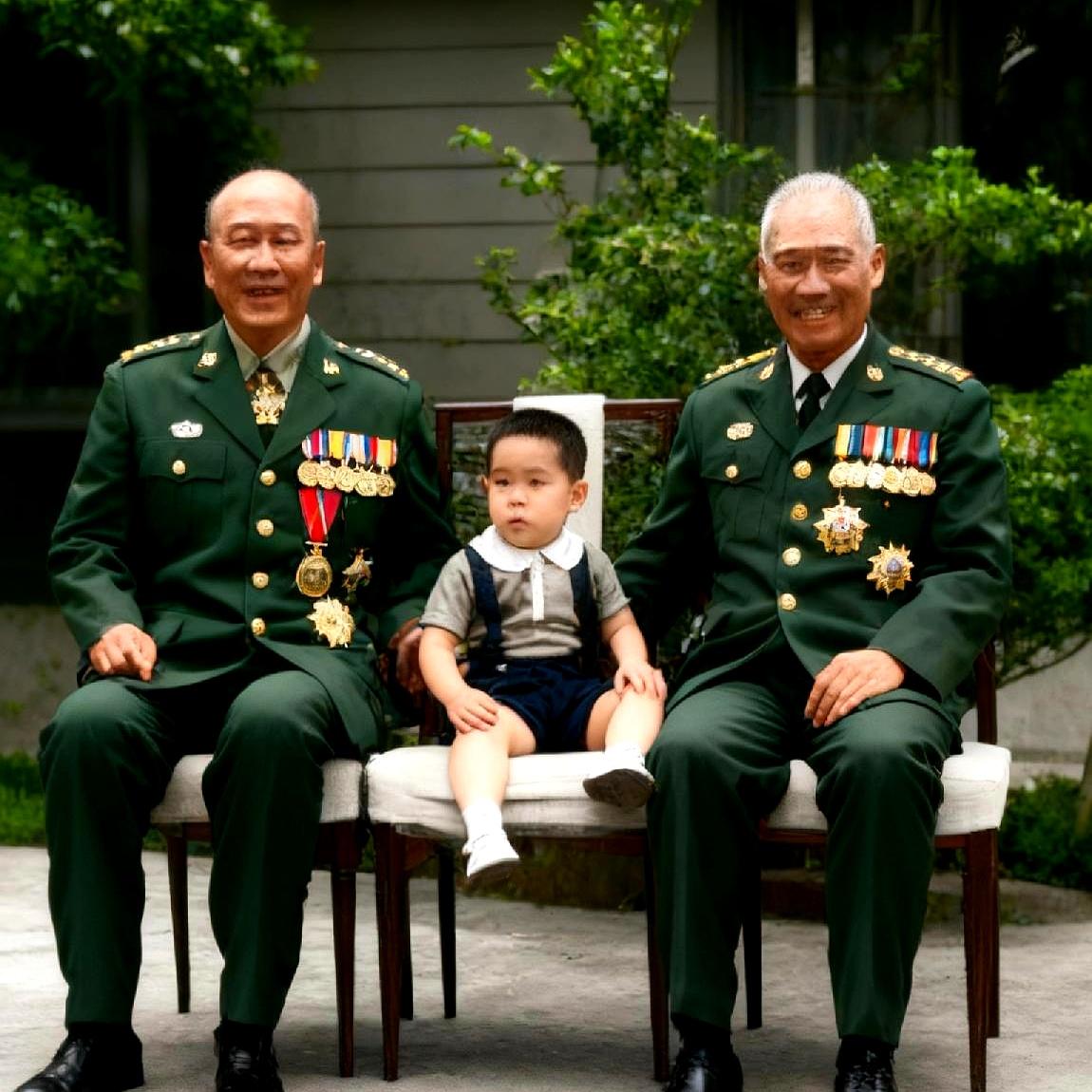 两人都是一级上将，真要较起劲来，比的不是职位高低，而是勋章谁更多。这个点还挺有