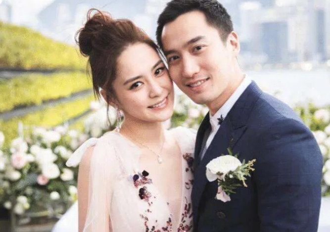 2018年，赖弘国与阿娇结婚时，给了她一张黑卡，大气的说:“老婆，这卡你拿着，以