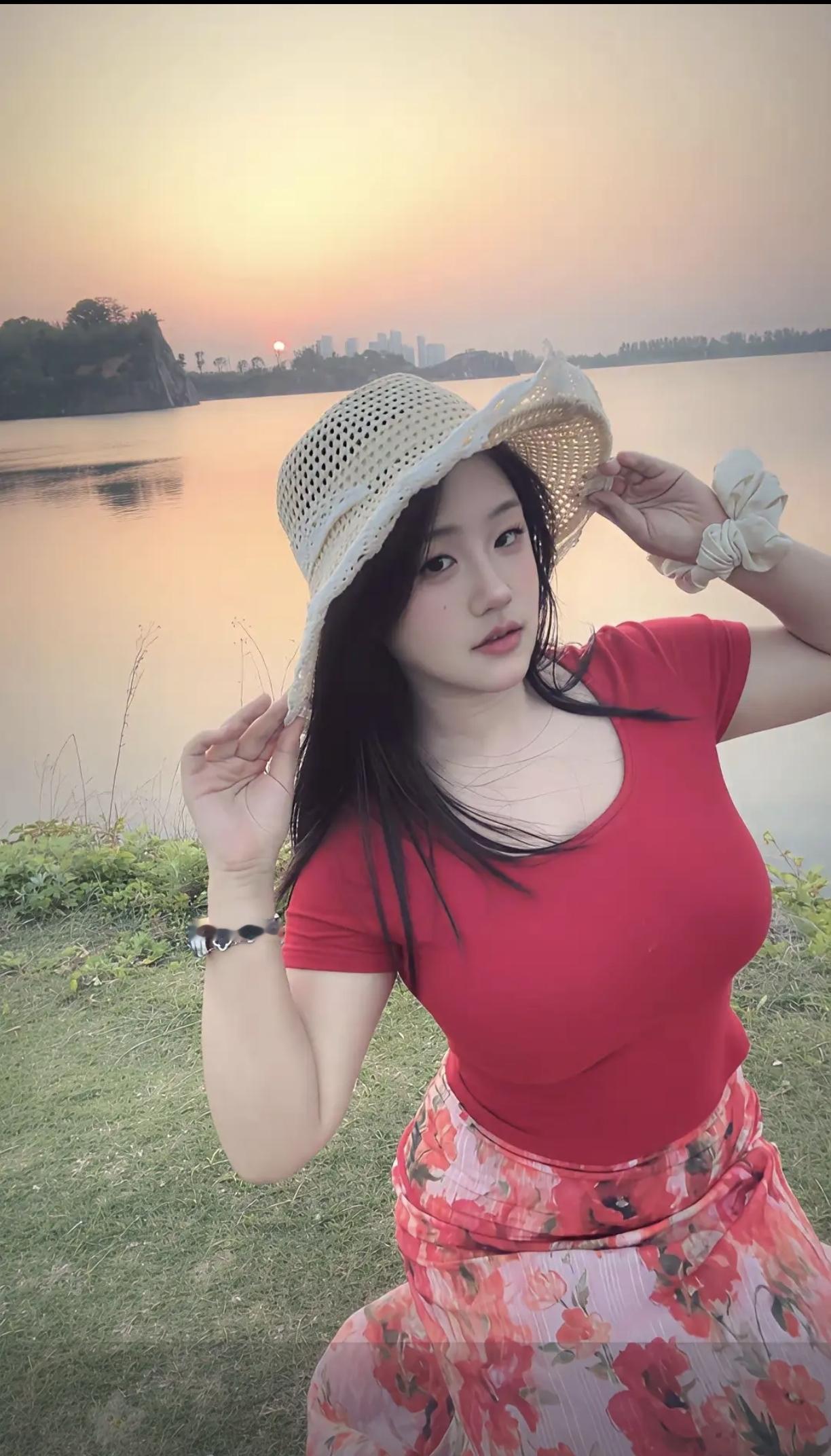 湖畔落日，草帽红衣，人间浪漫尽收眼底。湖畔夕照平湖落日染霞红，素帽轻