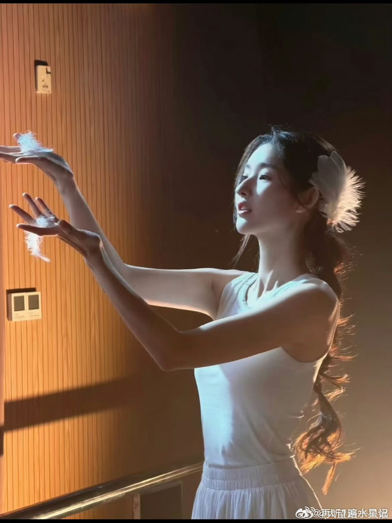 演员王玉雯近期因新剧《小城春色》路透生图暴瘦、肋骨清晰可见登上热搜，身材变化引发