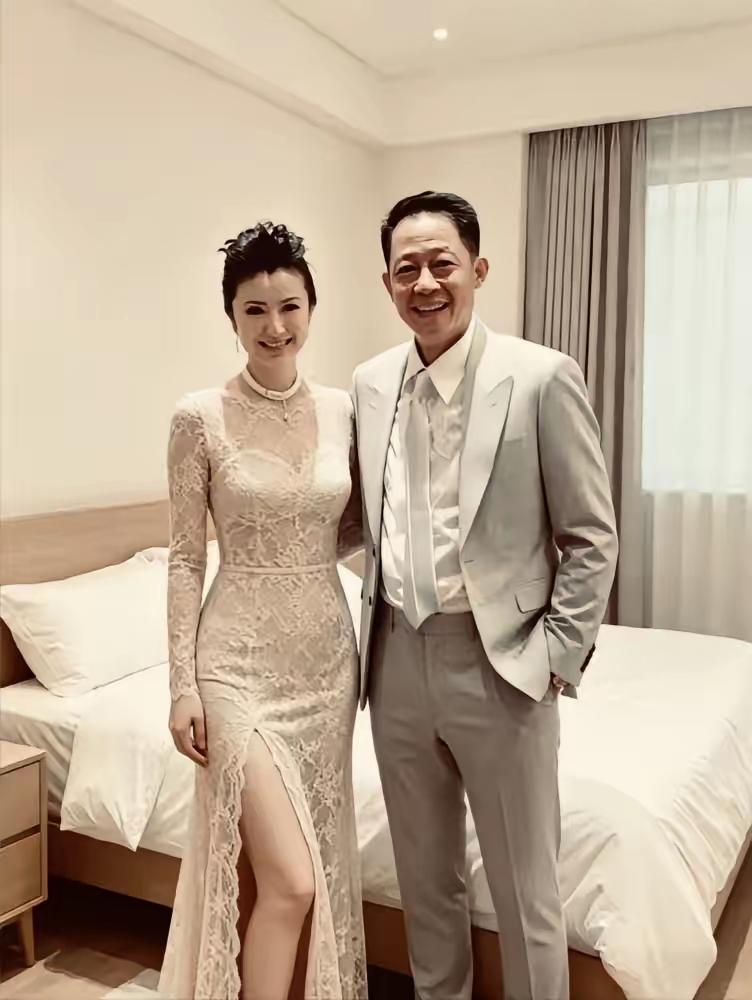 2008年4月1日，王志文于上海与女企业家陈坚红步入婚姻殿堂，陈坚红原本秉持不婚