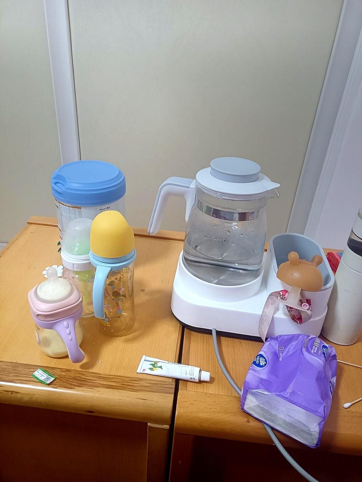 刚才看到儿媳妇把小宝宝的奶粉，奶瓶和烧水壶都拿到了我的床头柜上。她就回了趟娘家