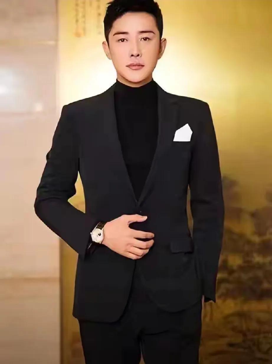 罗晋父亲离世不到一月，12月17日他便带母亲前往大孤山祈福。照片里，罗晋低调搀扶