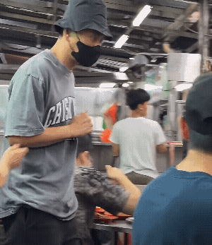 不到一分钟，胡杏儿老公就抱了两次黄宗泽！！！黄宗泽和胡杏儿老公拥抱被拍到，这两