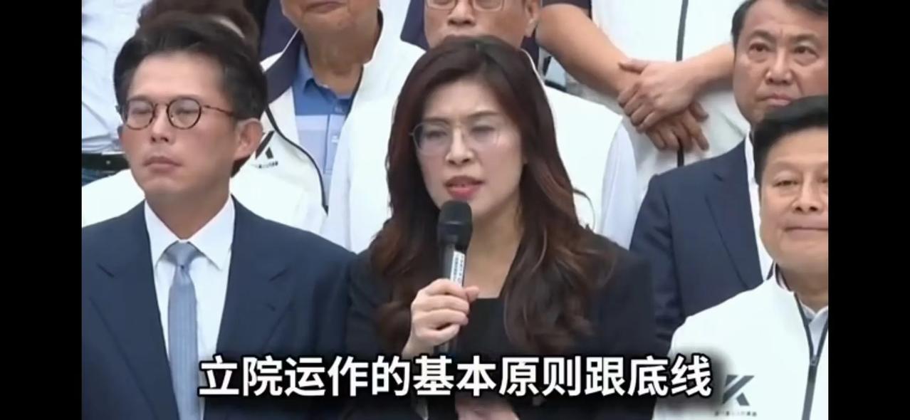 5月8日下午，台立法机构外，郑丽文、黄国昌联袂并肩，与全体蓝白民代合影，庆祝军购