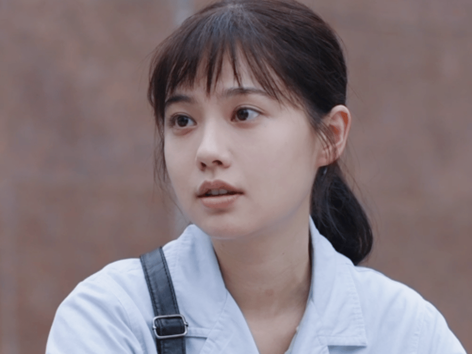 姜珮瑶不语只一味地散发女友力姜珮瑶她饰演的田宝珍，用细节诠释满分女友力：拮据时默