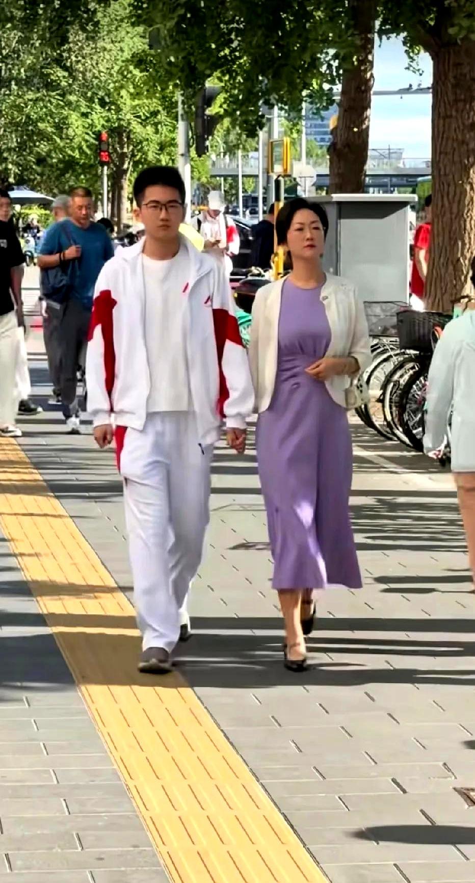 这两天首页反复推送人大附中。镜头里那位妈妈气场拉满，谈吐干脆；孩子在人大附中，