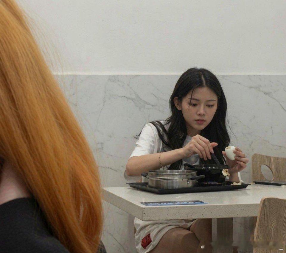 杨超越当初还是工厂里的小员工，谁能想到未来能成为顶流