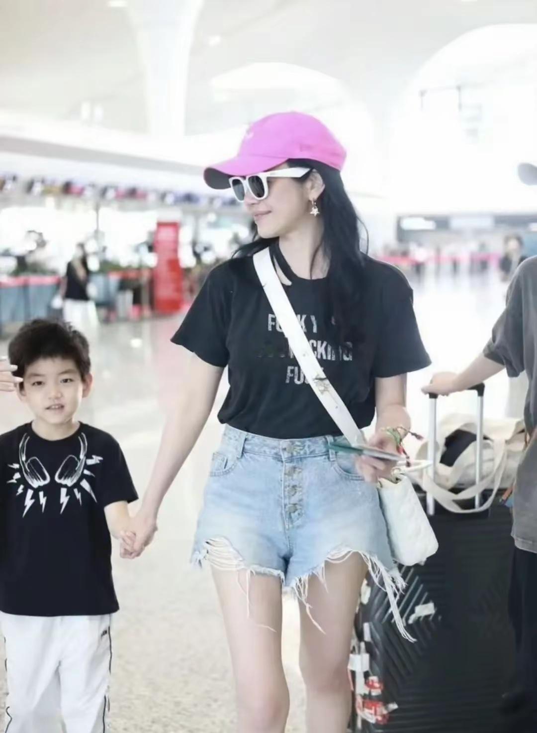 对基因起了敬意。。。。感觉五官都像陈妍希？眼睛更像爸爸吧…有种陈妍希的五官里看到