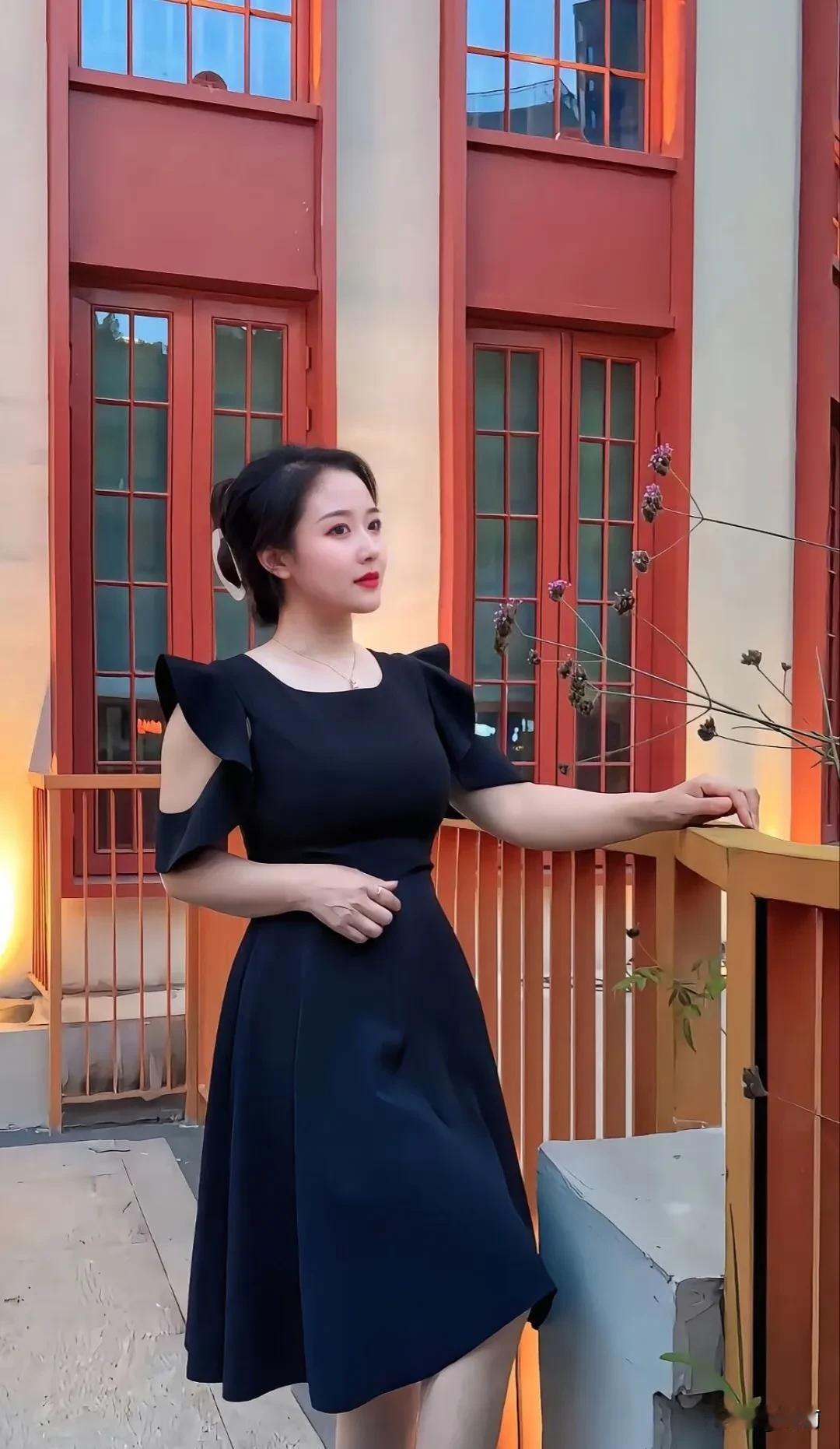 女生如何穿搭看起来时尚更有品味呢小裙子，啦啦啦