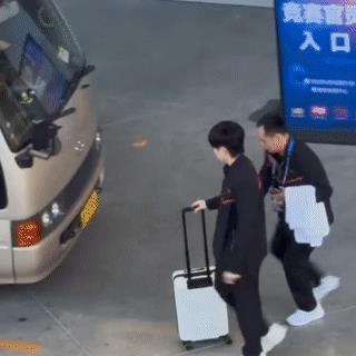 上车的时候有球叔自然的结果大头的小白箱，俩人这个交接的动作也太丝滑了，比四百米接