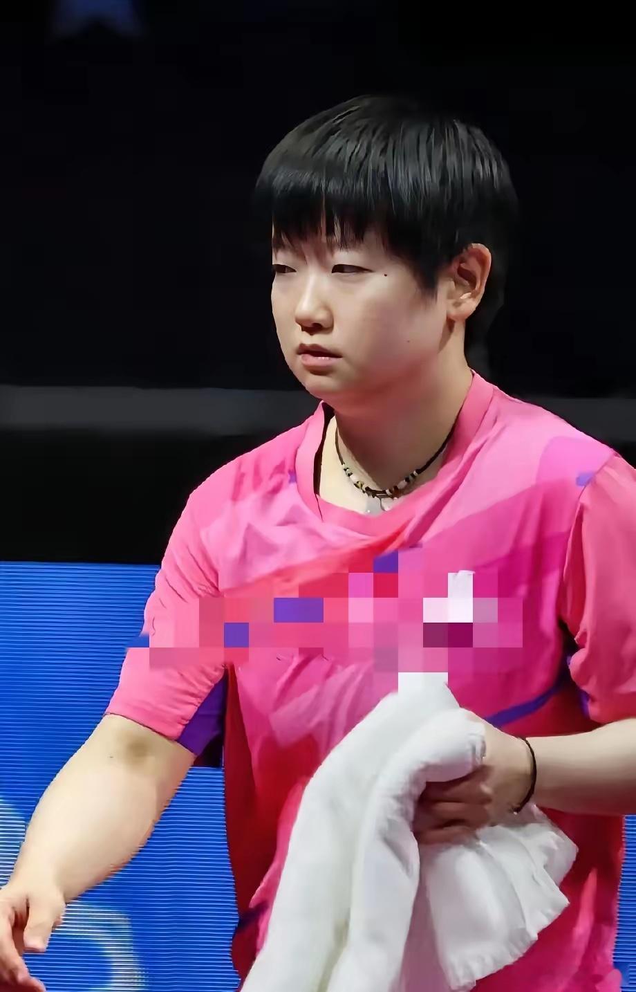 看到赢下第二盘后训练场躺下休息的孙颖莎很心疼。忍不住想问为什么她总这么打呢？为什