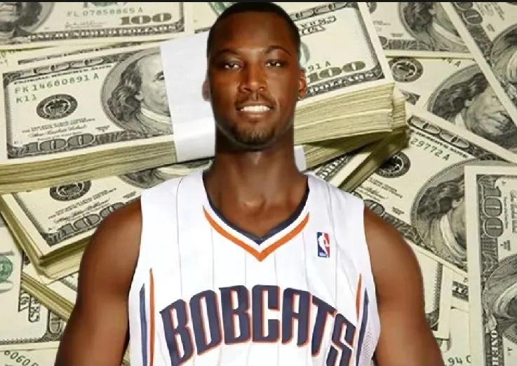 夸梅布朗退役后早就不缺钱！1；NBA生涯赚了6399万美元；2；76人队