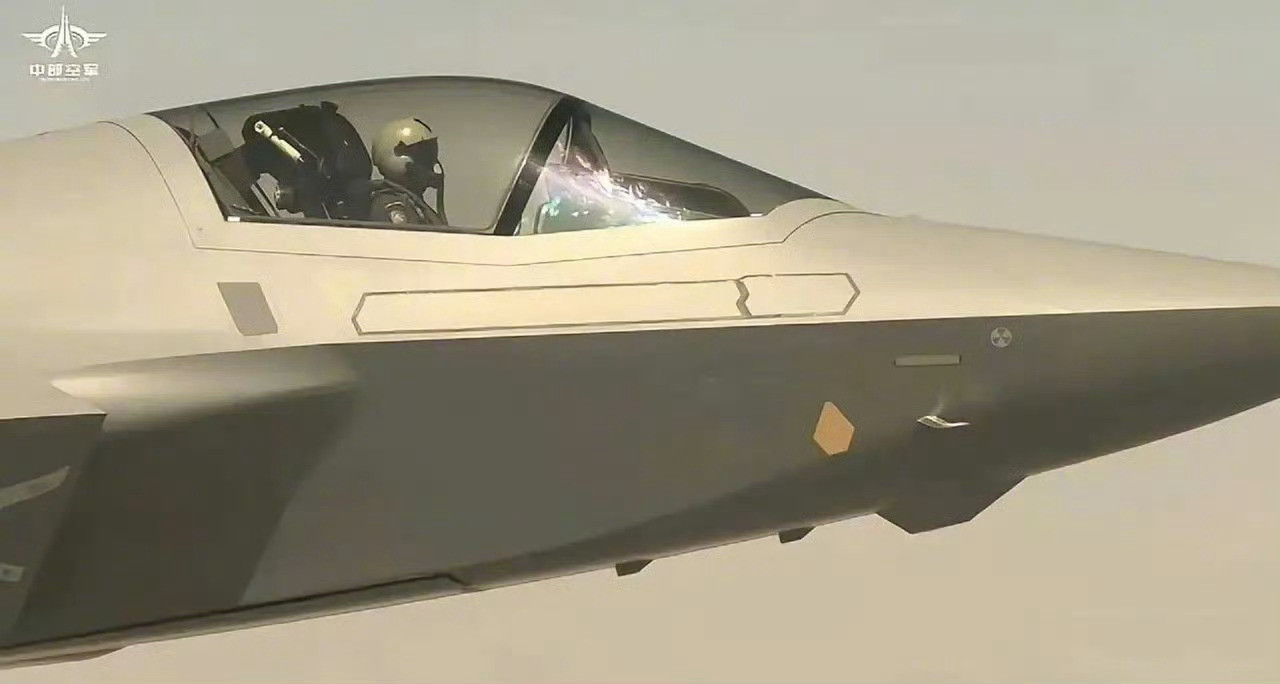 歼-35/歼-35A是全世界最漂亮的第五代隐身战斗机，没有之一！从颜值方面看，外