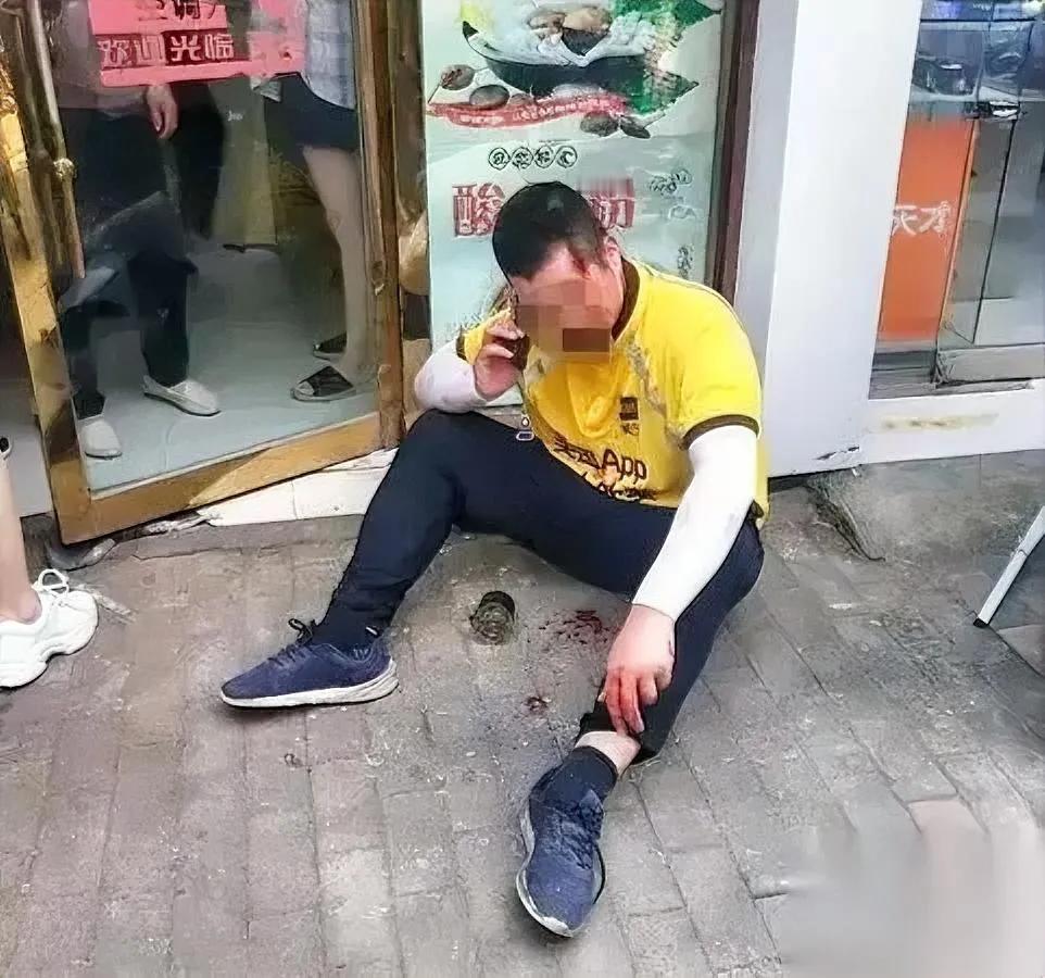 外卖小哥被打，结局意外！打人者赔32万还坐牢？家人们谁懂啊！广东清远一外